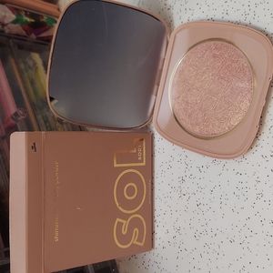 Shimmering body powder